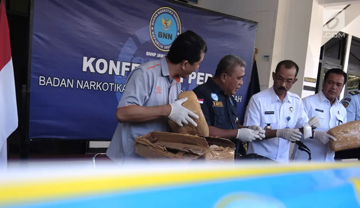 Petugas BNNP Jawa Tengah menunjukkan barang bukti kasus peredaran narkoba di halaman Kantor BNNP Jawa Tengah, Semarang, Rabu (20/3). Peredaran narkoba diduga diotaki oleh narapidana Lapas Kedungpane dan Lapas Ambarawa. (Liputan6.com/Gholib)