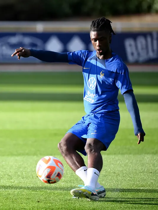 Gelandang Prancis Eduardo Camavinga mengoper bola selama sesi latihan di Clairefontaine-en-Yvelines (19/9/2022). Latihan ini sebagai bagian dari persiapan tim untuk berlaga melawan Austria di Stade de France pada 22 September dan dilanjutkan tiga hari kemudian melawan Denmark di Copenhagen dalam lanjutan laga UEFA Nations League. (AFP/Franck Fife)