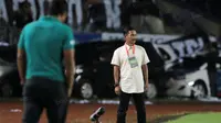 Pelatih Persib Bandung, Djajang Nurdjaman. (Bola.com/Nicklas Hanoatubun)