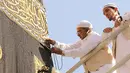 Mitos tentang Kiswah atau penutup Kabah yang memiliki keberkahan membuat sebagian jemaah haji nekat menggunting Kiswah. Mereka menjadikan kiswah sebagai ajimat keberuntungan sepulang dari Mekkah ke Tanah Air. (Alriyadh.com)