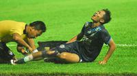 Pemain sayap Arema Cronus, Dendi Santoso harus dilarikan ke rumah sakit saat jeda babak pertama melawan Arema Cronus di Stadion Kanjuruhan, Kab. Malang, Minggu (1/5/2016) karena memar di betis kanannya. (Bola.com/Iwan Setiawan) 