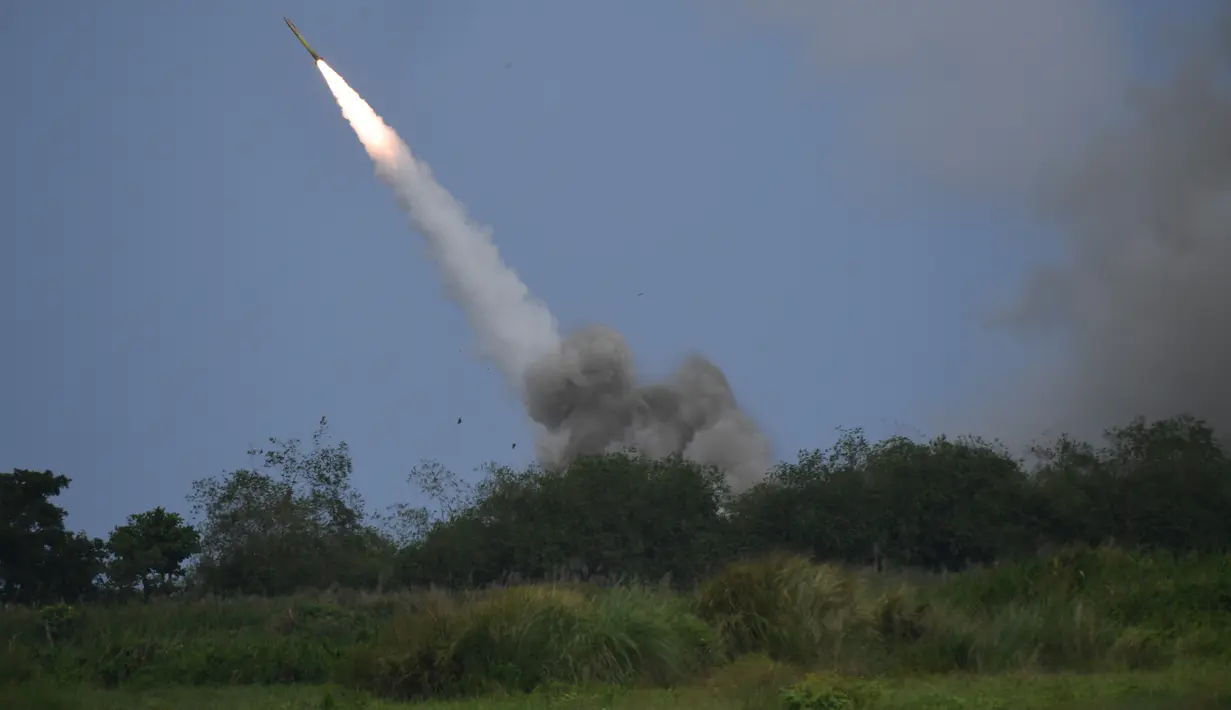 <p>Latihan militer kedua negara ini merupakan yang pertama kalinya dalam melakukan latihan tembak-menembak bersama di perairan yang diperebutkan dengan panas, yang hampir seluruhnya diklaim China. (AFP/TED ALJIBE)</p>
