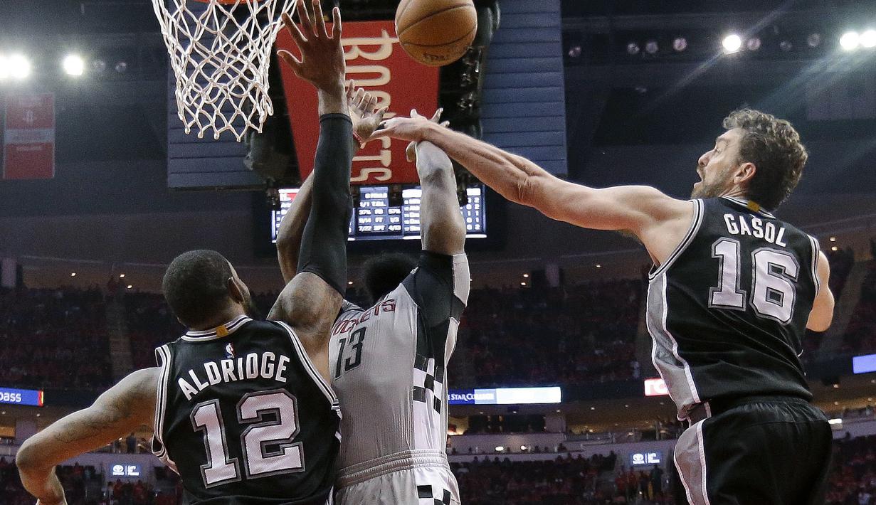 Pau Gasol (16) dan rekannya LaMarcus Aldridge melakukan blok terhadap tembakan pemain Houston Rockets, James Harden (13) pada gim keenam semifinal NBA Wilayah Barat di Houston, (11/5/2017). Spurs menang 114-75. (AP/Eric Christian Smith)