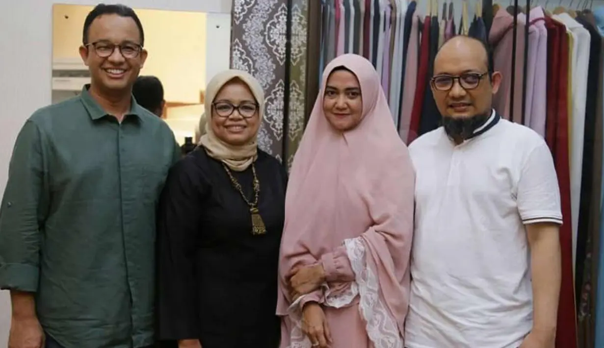 Anies Baswedan dan Novel Baswedan foto bersama dengan istri di Jalan Deposito, Pegangsaan Dua, Kelapa Gading, Jakarta Utara. Pertemuan antara Anies dan Novel ini juga diikuti anggota keluarga lainnya. (Instagram/@Anies Baswedan)
