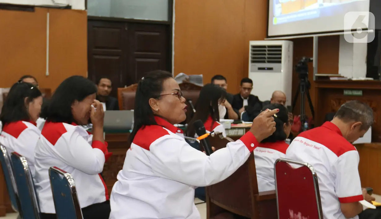 Tante Brigadir Yosua Roslin Emika Simanjuntak  memberikan keterangan saat mengikuti sidang lanjutan pembunuhan Brigadir Yosua dengan terdakwa Richard Eliezer Pudihang Lumiu di PN Jakarta Selatan, Jakarta, Selasa (25/10/2022). Sidang itu beragenda mendengarkan keterangan saksi diantaranya saksi pelapor Kamaruddin Simanjuntak, kedua orang tua korban Samuel Hutabarat dan Rosti Simanjuntak serta pacar korban Vera Simanjuntak. (Liputan6.com/Herman Zakharia)