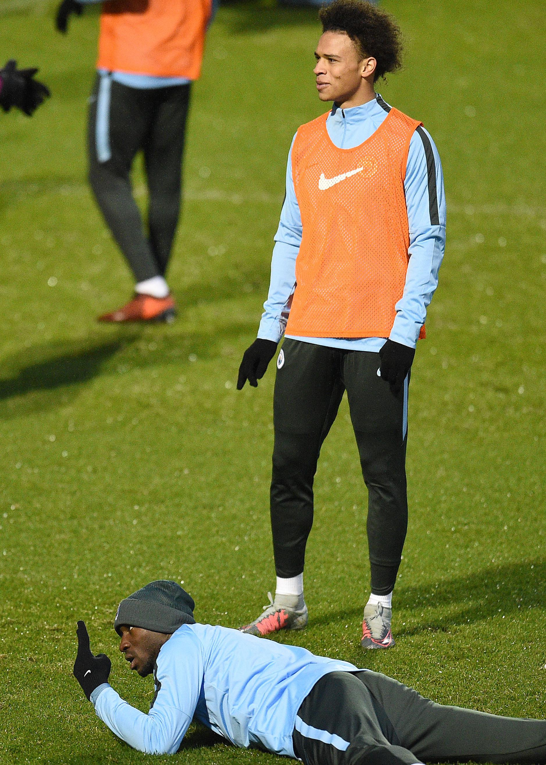 Gaya pemain Manchester City, Eliaquim Mangala (bawah) saat sesi latihan di di City Football Academy, Manchester, (20/11/2017). City akan melawan Feyenord ada grup F. (AFP/Oli Scarff)