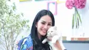 Perempuan kelahiran Palembang 26 tahun silam ini juga sudah menganggap keduanya seperti anak kandungnya sendiri. Baginya, itu merupakan bagian hidupnya yang akan di urus seumur hidupnya. (Adrian Putra/Bintang.com)