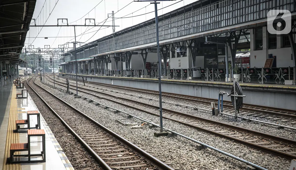 Suasana sepi Stasiun Pasar Senen, Jakarta, Kamis (6/5/2021). Larangan mudik Lebaran 2021 mulai berlaku 6 hingga 17 Mei 2021. (Liputan6.com/Faizal Fanani)