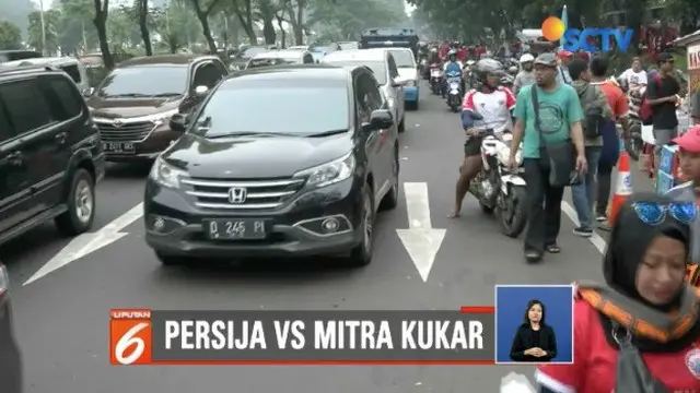 Jelang pertandingan Liga 1 antara Persija dan Mitra Kukar, arus lalu lintas kawasan sekitar Stadion Gelora Bung Karno mulai padat.