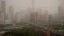 Pemandangan pusat distrik bisnis Beijing saat badai debu terjadi, Kamis (4/5). Badai debu di China umumnya terjadi saat musim semi, ketika angin dari timur laut membawa debu, pasir dan tanah dari Gurun Gobi ke pusat kota. (Nicolas ASFOURI/AFP)