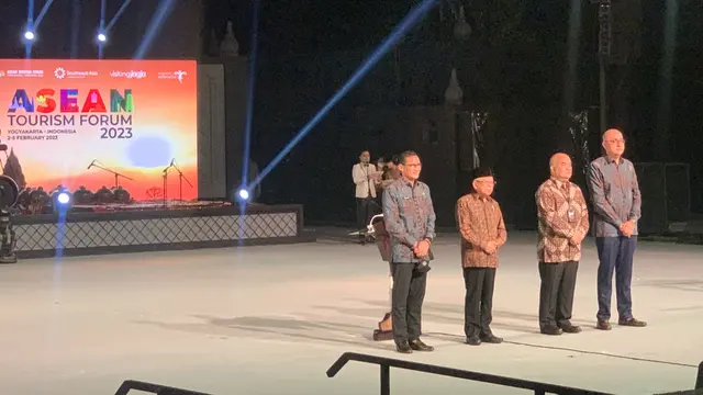 Wakil Presiden (Wapres) Ma'ruf Amin membuka acara pembukaan ASEAN Tourism Forum 2023 di Pelataran Candi Prambanan, Yogyakarta, Jumat malam, (3/2/2023).