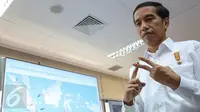 Presiden Jokowi memantau Ruang Pemantauan Ekspor Impor di Indonesia Port Corporation (IPC) Tanjung Priok, Jakarta, Rabu (17/6/2015).  Jokowi mencatat ada ketidakefisienan mencapai Rp 780 T dalam pengelolaan pelabuhan tersebut. (Liputan6.com/Faizal Fanani)