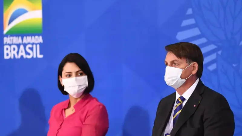 Presiden Brasil Jair Bolsonaro dan istrinya Michelle Bolsonaro menghadiri peluncuran program Hak-Hak Perempuan Pedesaan di Istana Planalto di Brasilia. (AFP)