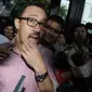 Anggota Komisi V DPR dari Fraksi Partai Amanat Nasional (PAN) Andi Taufan Tiro menjawab pertanyaan wartawan di Gedung KPK, Jakarta, (12/2). Ia dimintai keterangan dengan tersangka Anggota Komisi V DPR Damayanti Wisnu Putranti. (Liputan6.com/Helmi Afandi)