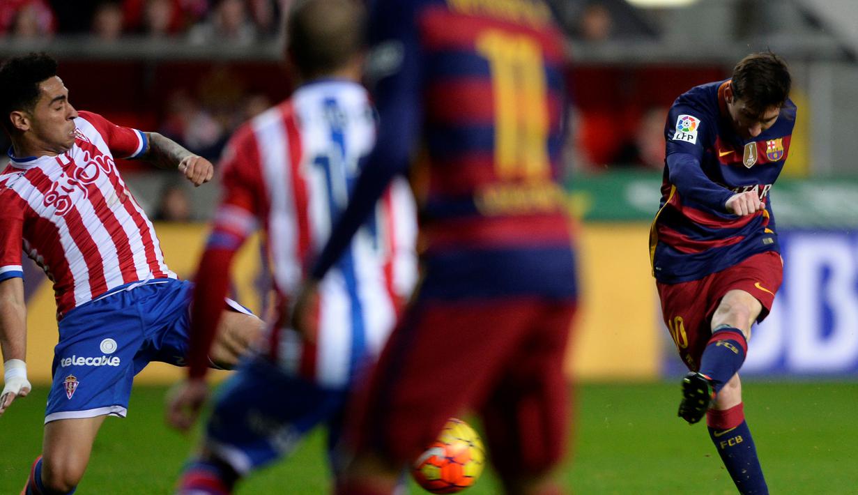 Lionel Messi saat mencetak gol ke gawang Sporting Gijon dalam lanjutan La Liga di Stadion El Municipal Molinon, Gijon, Kamis (18/2/2/2016) dini hari WIB. (AFP/Miguel Riopa)