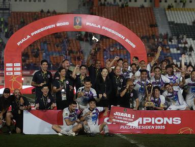 Pemain dan official tim Port FC merayakan gelar juara turnamen Piala Presiden 2025 di Stadion Si Jalak Harupat, Bandung, Jawa Barat, Minggu (13/7/2025). (Liputan6.com/Helmi Fithriansyah)