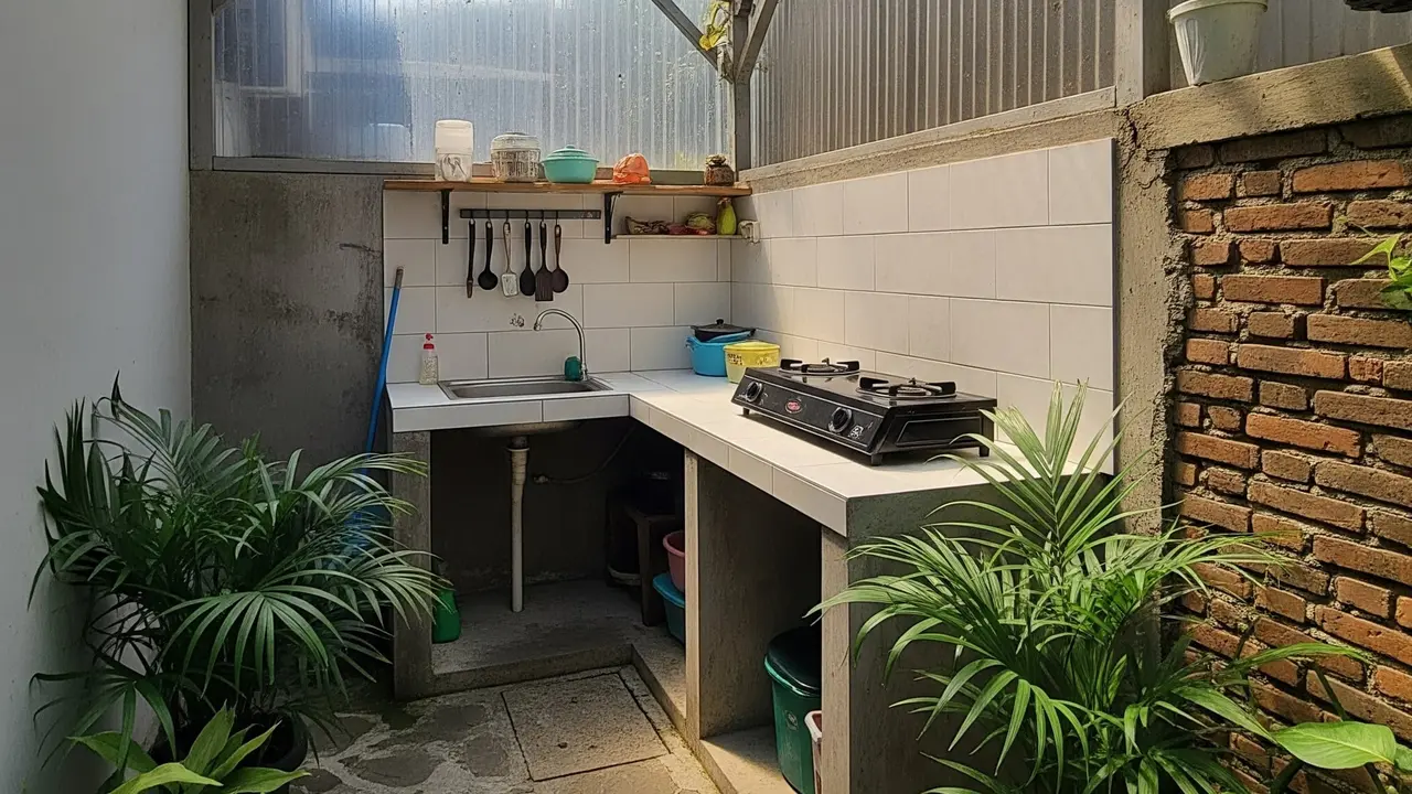 Inspirasi Dapur Outdoor Sederhana di Pekarangan Rumah Kecil Tren 2025. Foto: Gemini