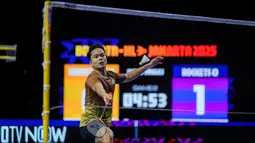 Pebulu tangkis Indonesia, Anthony Ginting dari tim Hurricanes berusaha mengembalikan kok ke arah pebulu tangkis Jepang, Kodai Naraoka dari tim Rockets dalam laga tunggal putra Badminton XL 2025 di Istora Senayan, Jakarta, Minggu (05/10/2025). (Bola.com/Bagaskara Lazuardi)