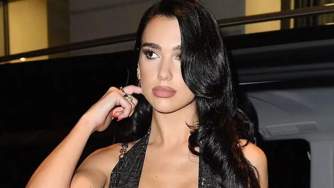 Pesona Seksi Dua Lipa dengan Gaun Tembus Pandang di Fendace, Runway Versace by Fendi