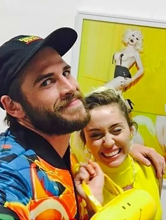 Sepasang kekasih yang selalu menjaga keromantisan mereka sejak kembali bersama beberapa waktu lalu tampak ceria saat menghadiri acara tersebut. Keduanya mengenakan pakaian yang penuh warna. (doc.usweekly)