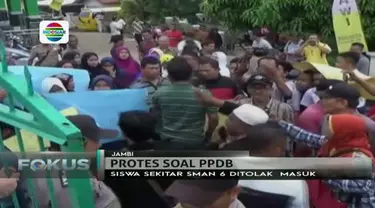 Aksi protes wali murid di Jambi terkait zonasi PPDB masih berlanjut. Para orangtua menyegel gerbang SMA Negeri 6 Jambi.