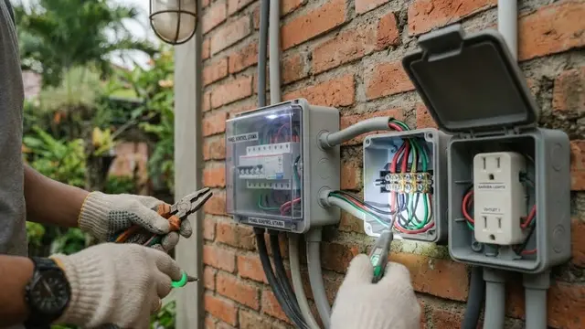 Mengapa Instalasi Listrik Luar Rumah Perlu Dicek Lebih Dulu