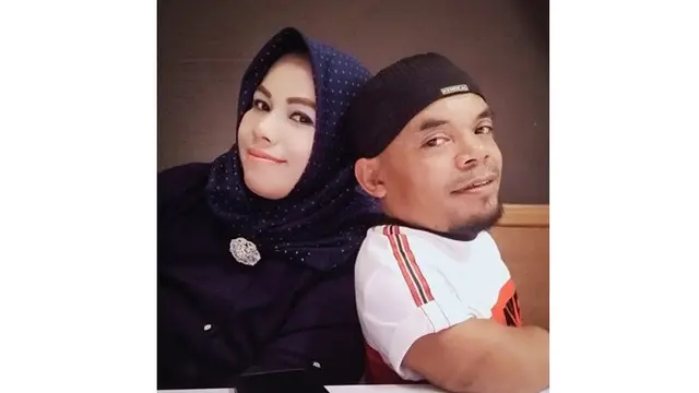 22 Tahun Menikah, Ini 6 Potret Mesra Ucok Baba dan Istri
