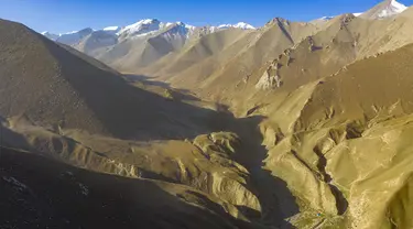 Foto dari udara ini menunjukkan padang rumput pegunungan di Wilayah Yecheng, Daerah Otonom Uighur Xinjiang, China barat laut, pada 8 Oktober 2020. (Xinhua/Hu Huhu)