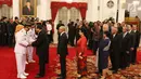 Menteri Perhubungan Budi Karya Sumadi memberi ucapan selamat kepada Anies Baswedan usai pelantikan Gubernur dan Wakil Gubernur DKI untuk periode 2017-2022 di Istana Negara, Jakarta, Senin (16/10). (Liputan6.com/Angga Yuniar)