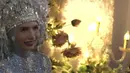 Sang mempelai perempuan juga mengenakan dengan warna senada yang dihiasi payet silver, serasi dengan mahkotanya. [Instagram/@kimgunwoooooo]