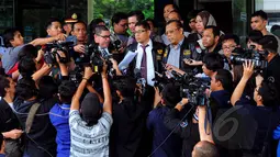 Tim kuasa hukum Komjen Budi Gunawan, Eggi Sudjana didampingi Rasman Nasution, Bob Hasan dan Budi Nugroho memberi keterangan kepada wartawan di Gedung KPK, Jakarta, Senin (2/2/2015). (Liputan6.com/Faisal R Syam)