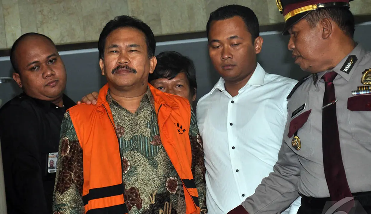 Usai menjalani 7 jam pemeriksaan sebagai tersangka kasus suap pengurusan sengketa Pilkada di MK, Bupati Tapanuli Tengah, Raja Bonaran Situmeang langsung ditahan, Jakarta, Senin (6/10/2014) (Liputan6.com/Miftahul Hayat)