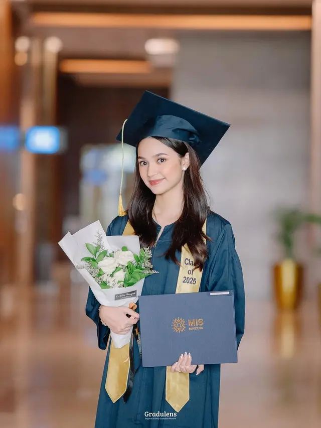 7 Potret Wisuda Kelulusan SMA Sydney Anak Cut Tari, Dihadiri Yusuf Subrata