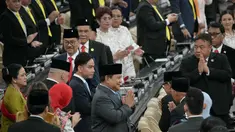 Presiden Republik Indonesia Prabowo Subianto (tengah) bersama Wakil Presiden Republik Indonesia Gibran Rakabuming Raka (tengah-kiri) saat tiba di Gedung Majelis Permusyawaratan Rakyat (MPR)/ Dewan Perwakilan Rakyat (DPR)/Dewan Pimpinan Daerah (DPD) RI, Jakarta, pada Jumat (15/8/2025). (BAY ISMOYO/AFP/POOL)