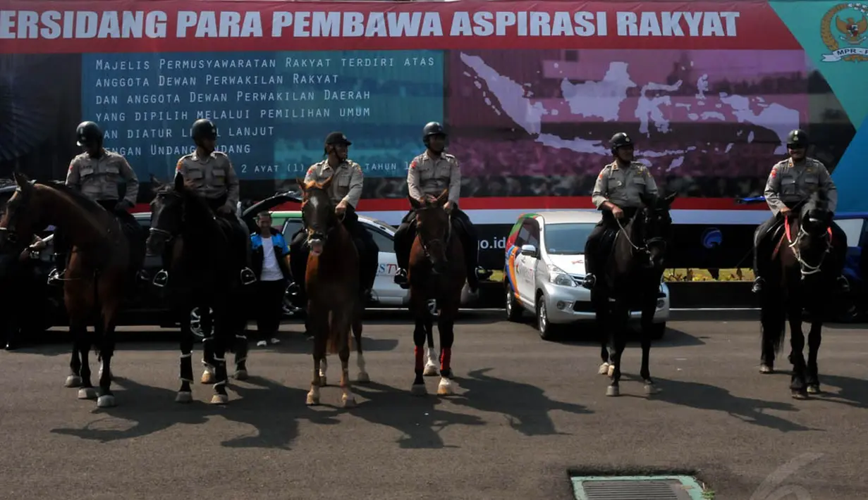 Para personel kepolisian itu disiagakan guna mengantisipasi adanya pendemo yang melakukan tindakan anarkis, Jakarta, (25/9/14). (Liputan6.com/Johan Tallo)