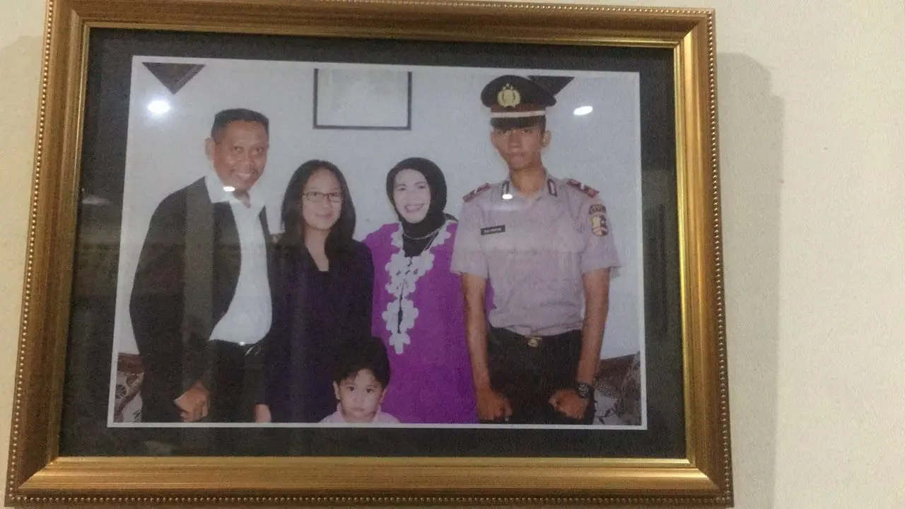 [Bintang] Tukul Awarana bersama keluarga