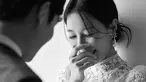 Cha Chung Hwa melalui agensinya membagikan foto-foto prewedding. Dia tampak anggun dengan lace dress berwarna putih. Sayangnya, wajah mempelai pria tak terlihat untuk menjaga privasi karena suaminya berasal dari kalangan non seleb. (Foto: IOK Company via Soompi)