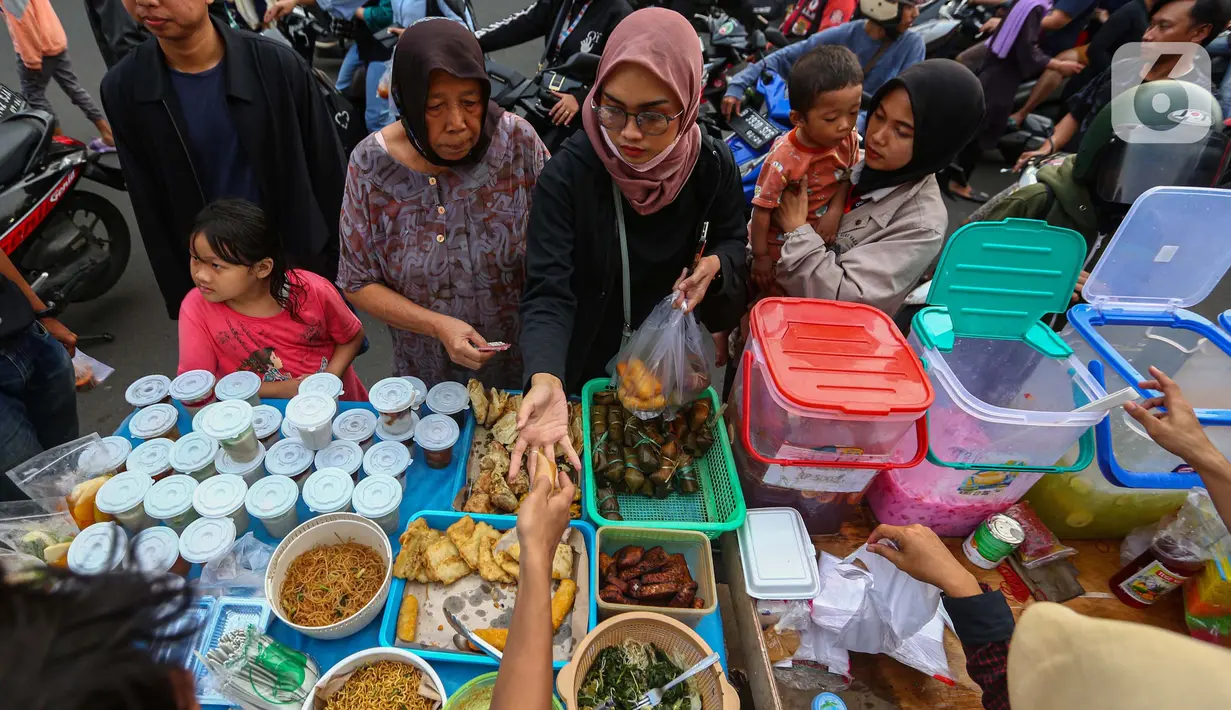 Beragam jenis takjil dijajakan di pinggir Jalan Panjang, Jakarta Barat. (Liputan6.com/Angga Yuniar)