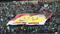 Pesan persaudaraan Surabaya - Papua dari suporter Persebaya Surabaya di Stadion Gelora Bung Tomo. (Bola.com/Aditya Wany)