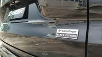 Emblem khusus pada Mitsubishi Xpander Rockford Fosgate Black Edition. (Septian / Liputan6.com)