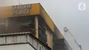Personel pemadam kebakaran terus melakukan penyemprotan untuk pendinginan setelah terjadi kebakaran di Glodok Plaza, Jakarta, Kamis (16/1/2025). (Liputan6.com/Angga Yuniar)