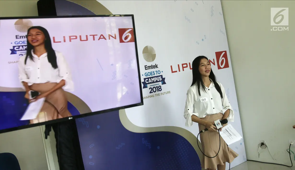 Seorang mahasiswi mengikuti lomba presenter saat  Emtek Goes to Campus (EGTC) 2018 di Universitas Negeri Semarang (UNNES), Semarang, Selasa (17/7). EGTC 2018 diadakan di Auditorium UNNES pada tanggal 17-19 Juli 2018. (Liputan6.com/Herman Zakharia)