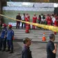 Sejumlah petugas bersiaga dekat garis polisi yang terpasang setelah ambruknya Selasar Tower II Gedung Bursa Efek Indonesia (BEI), Jakarta, Senin (15/1). Pelataran gedung BEI masih dipenuhi petugas yang melakukan proses evakuasi. (Liputan6.com/Johan Tallo)