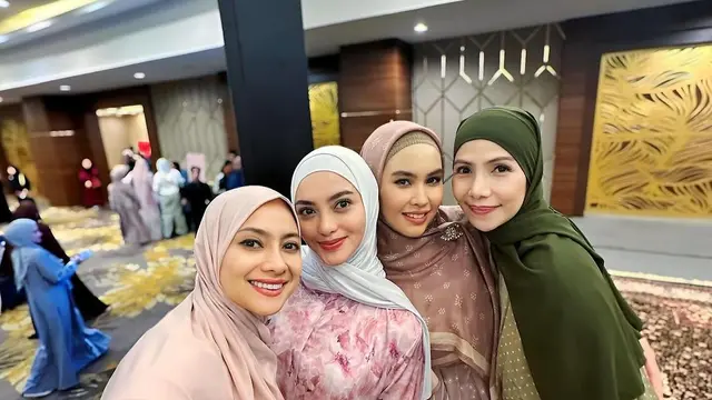 7 Potret Rini Yulianti Tampil Berhijab saat Pengajian, Banjir Pujian