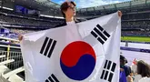 Minho SHINee membagikan potret keseruannya menonton Olimpiade Paris 2024. Ia secara langsung mendukung penuh Timnas Korea Selatan yang sedang berjuang di olimpiade. Bahkan, rapper boyband SHINee ini dengan bangga membentangkan bendera Korea Selatan di bangku penonton. (Liputan6.com/IG/@choiminho_1209)