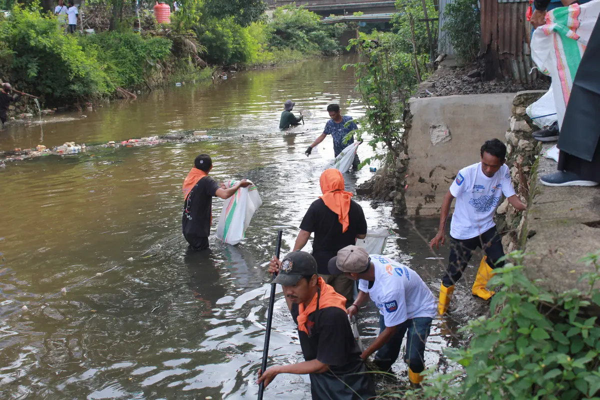Rayakan HUT Ke-129, BRI Peduli Ajak Masyarakat Jaga Ekosistem Sungai dan Edukasi Lingkungan Bebas Sampah