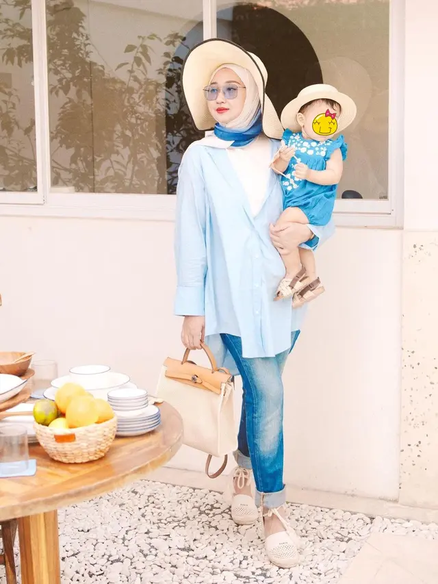 6 Potret Dian Pelangi dan Baby Rumi Pakai Baju Senada, Kompak Tampil Modis