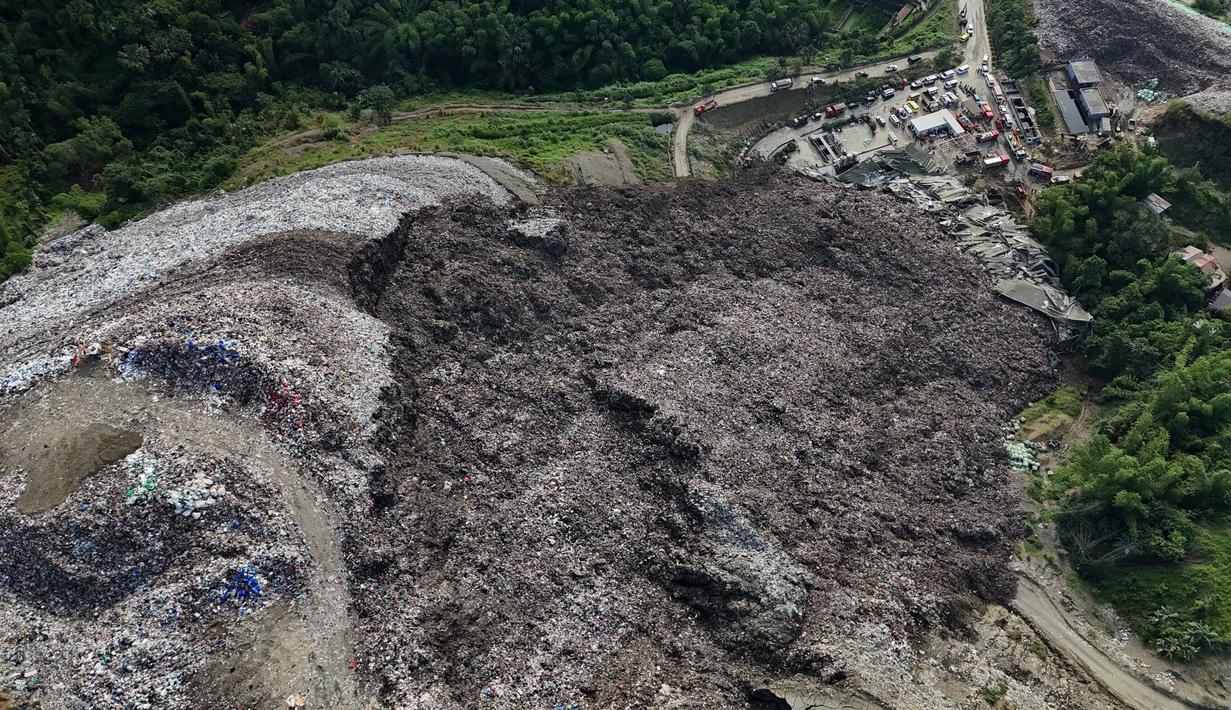 Beberapa foto yang diambil dari udara memperlihatkan bangunan yang hancur setelah tertimpa tumpukan sampah. Tampak foto udara yang memperlihatkan pemandangan umum setelah tumpukan sampah besar runtuh di fasilitas pemilahan sampah di Binaliw, Kota Cebu, Filipina, Jumat 9 Januari 2026. (AP Photo/Jacqueline Hernandez)