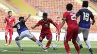 Pemain Timnas Indonesia, Osvaldo Haay, menerima kartu kuning pertama untuk Timnas U-22 Indonesia pada menit ke-16 saat melawan Kamboja di Stadion Shah Alam, Selangor, Kamis, (24/8/2017). Indonesia menang 2-0. (Bola.com/Vitalis Yogi Trisna)