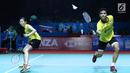 Ganda campuran Indonesia, Ricky Karandasuwardi/Debby Susanto mengembalikan kok ke arah He Jiting/Du Yue (China) pada Indonesia Open 2018 di Istora GBK, Jakarta, Selasa (3/7). Ricky/Debby unggul. 17-21, 21-13, 24-22 (Liputan6.com/Helmi Fithriansyah)